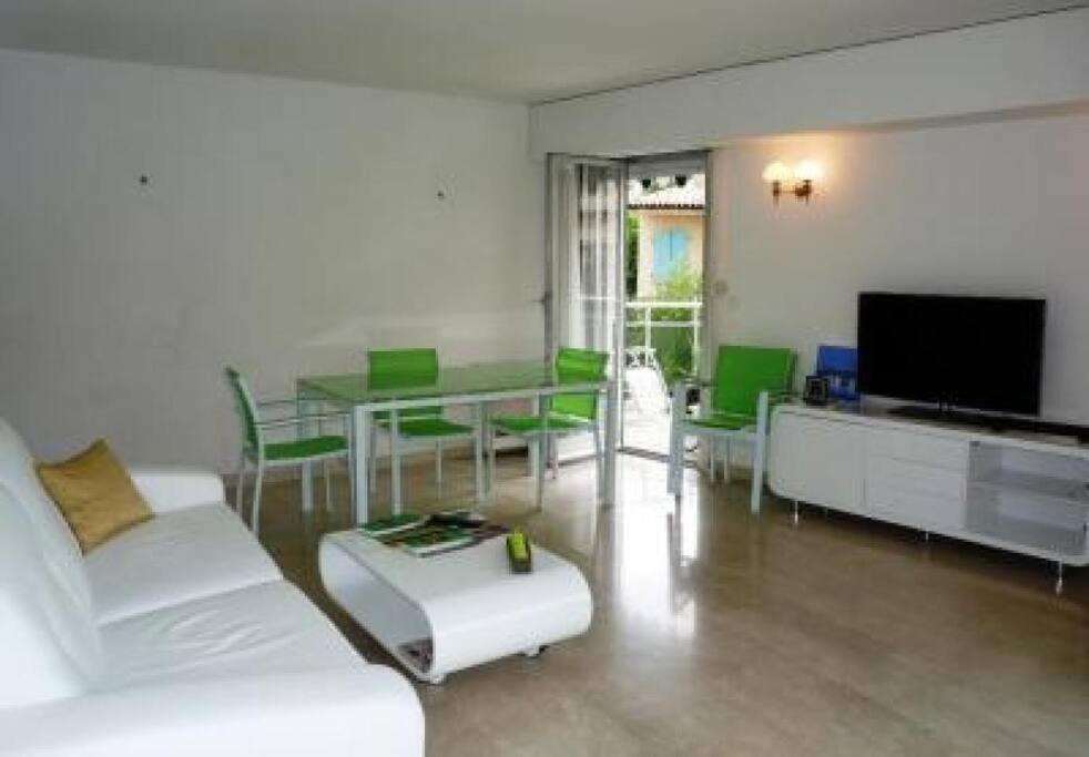 Three Bedroom, Two Bathroom In With Large Terrace - 880 *