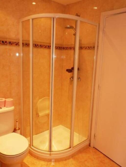 Three Bedroom, Two Bathroom In With Large Terrace - 880 Appartement Cannes